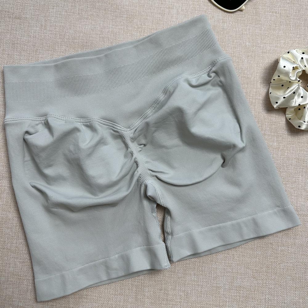 Candy Color Seamless Low-Waist Hip-Lifting Yoga Shorts (Three-Quarter Length)