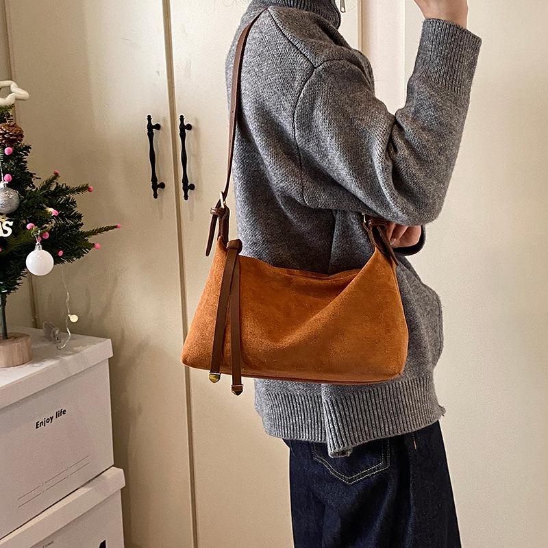 

Сумка-тоут матовая замша повседневная универсальная текстура на плечо ретро большая вместимость для поездок на работу замшевая сумка женская 27*9.5*15 коричневый