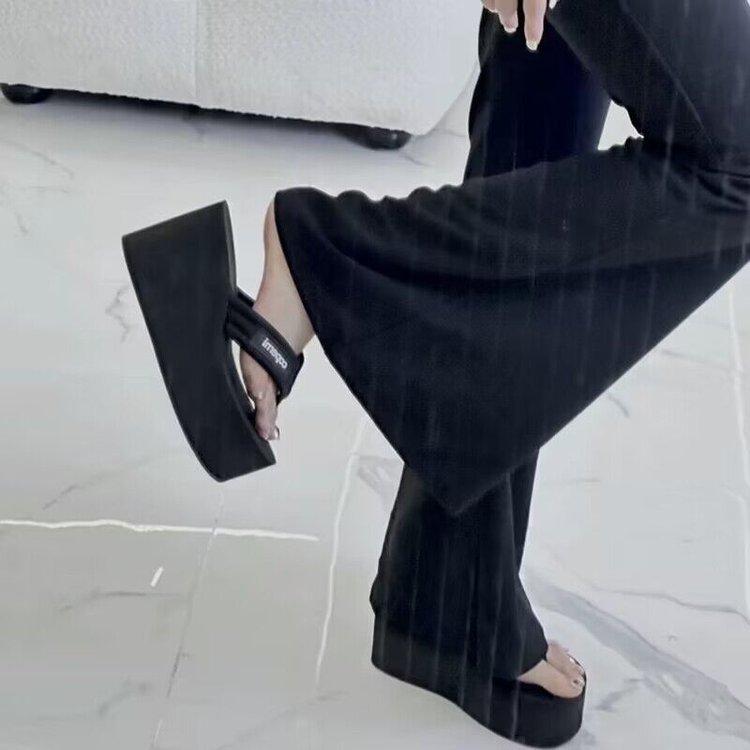 

Yi Mengling has the same 2025 summer new thick-soled high-heeled denim flip-flops, muffin-bottom vacation beach shoes 35