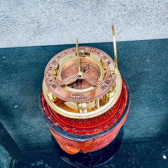 Mosiężny kompas Gilberta ze skórzanym etui Wytrzymały słoneczny zegar nawigacyjny, Prezent dla kapitana w stylu Steampunk