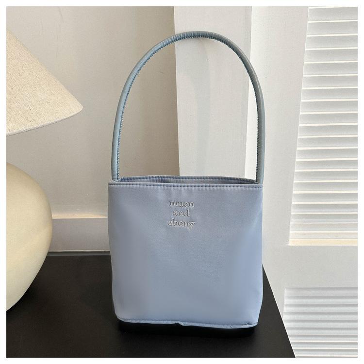 

Трендовая портативная сумка из ткани Оксфорд женская лето 2025 новая вышитая буква подмышечная на плечо сумка-ведро