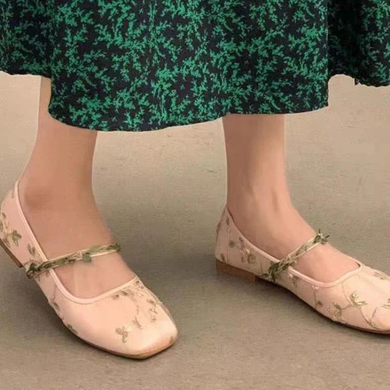 New Women's Shoes Square Head Women's Single Shoes Fashion Elegant Lightweight Flat Elegant Woven Embroidery Girls Shoes