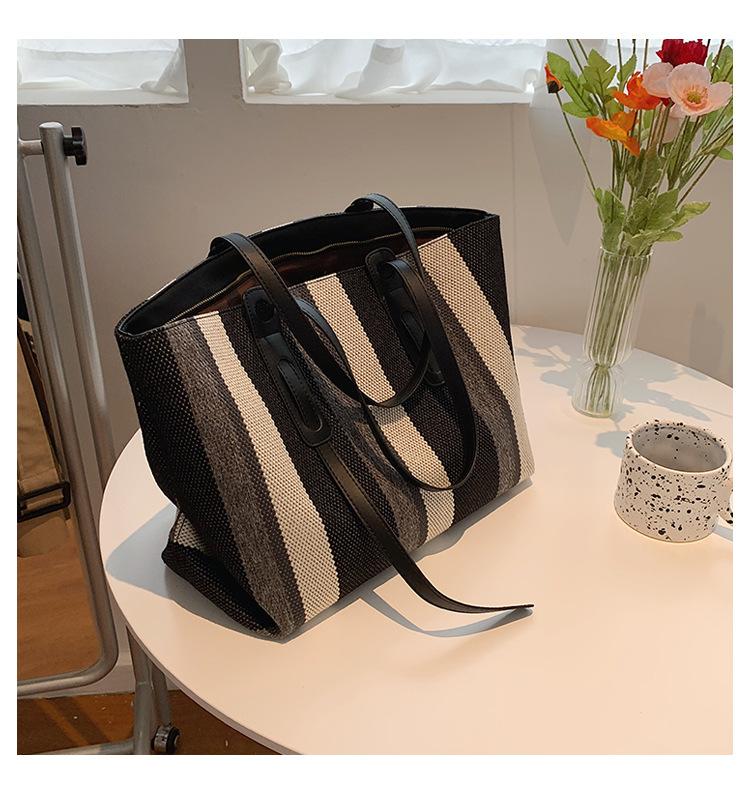 

Niche design fashionable versatile tote bag 2024 European and American retro women s bags personalized contrasting color shoulder bag bag чорний