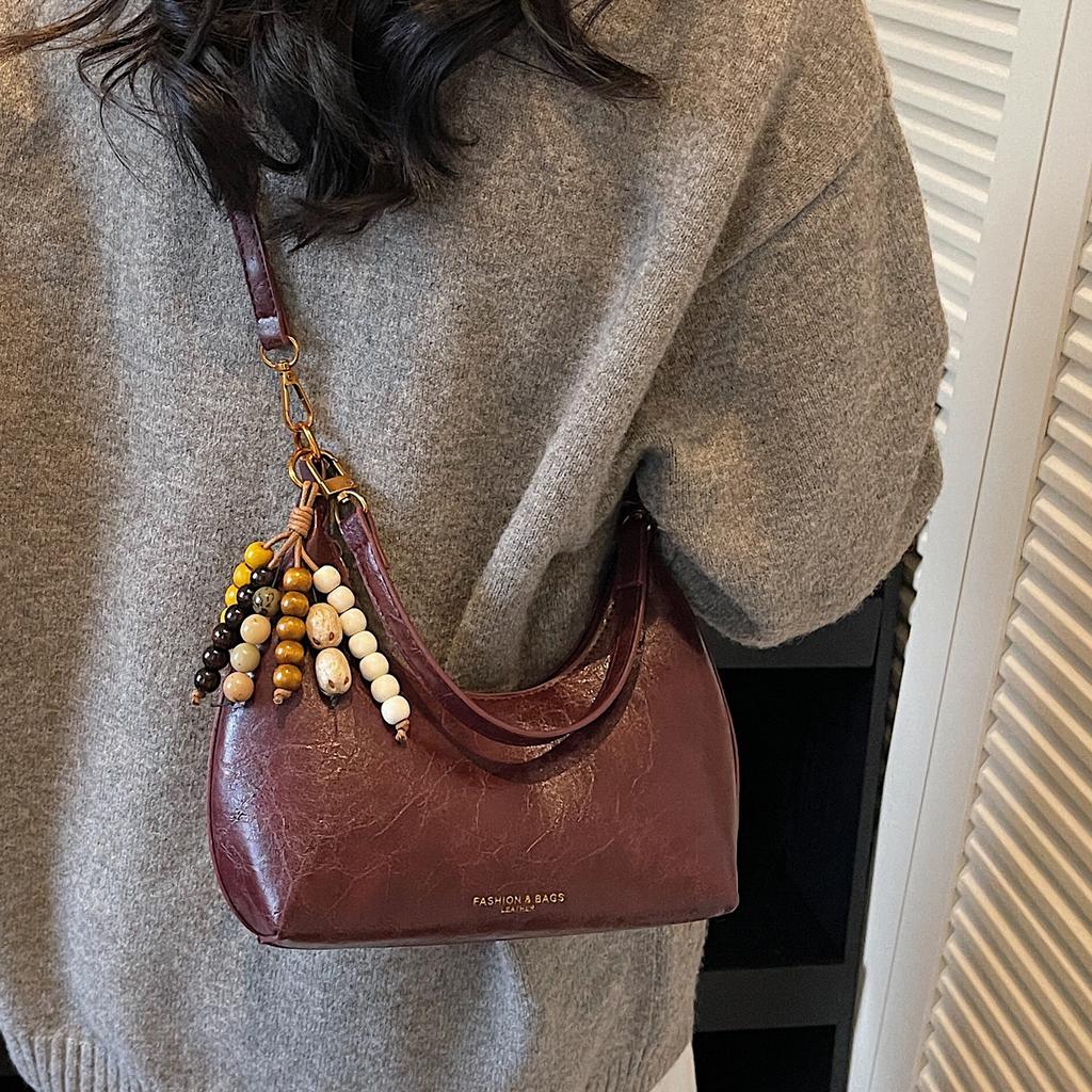 Niche texture underarm bag women's 2025 new retro oil wax leather casual shoulder bag fashionable simple messenger bag