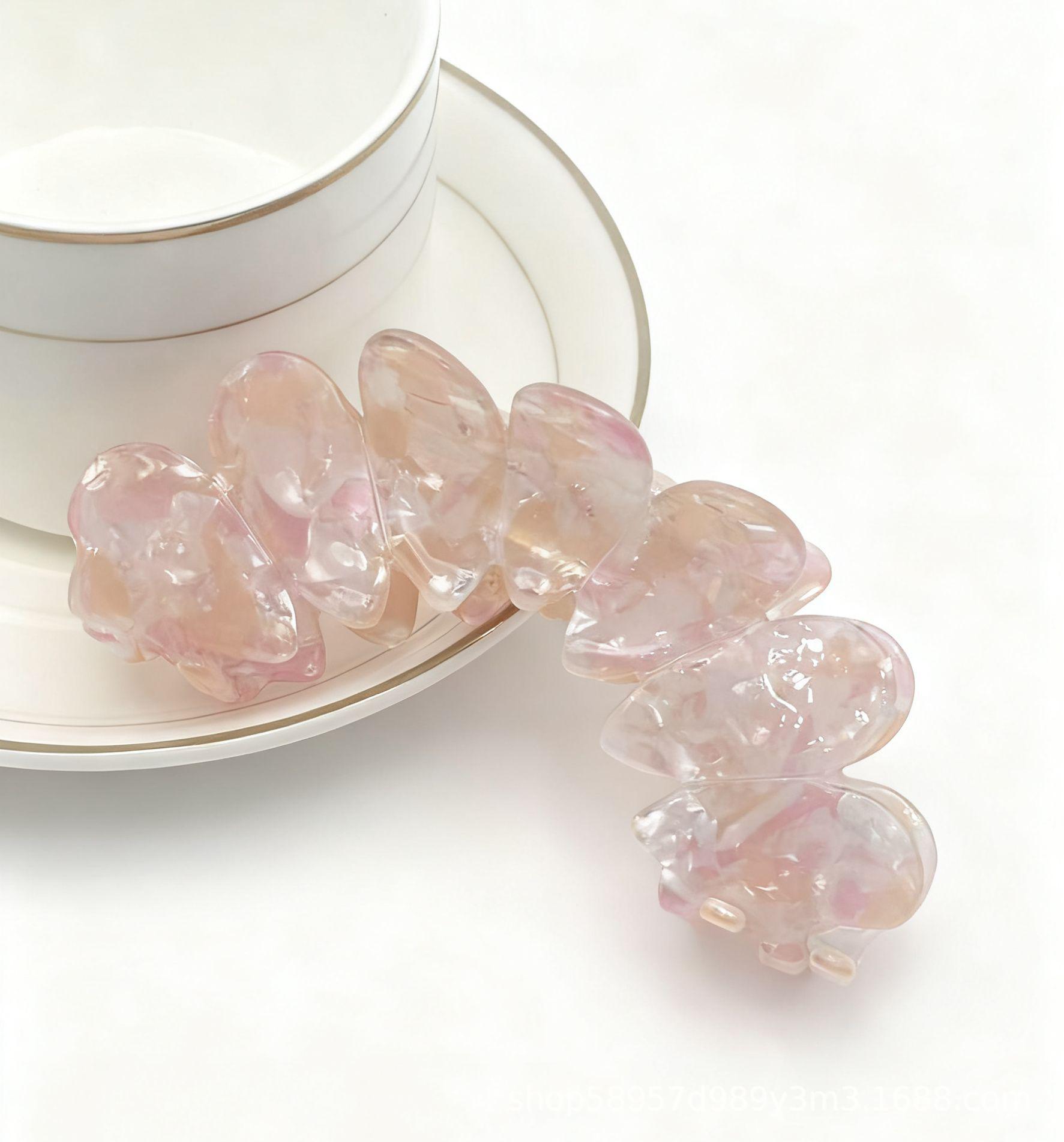 

Petal Claw Hair Clip: Elegant Chinese-Style Shark Clip for Women s Updo