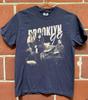 Koszulka z serialu Brooklyn Nine Nine, Vintage T-shirt z serialu TV B99, Prezent dla fana Andy'ego Samberga, Modny unisex T-shirt z grafiką retro sitcomu z lat 90.