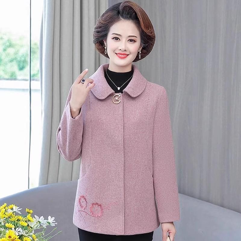 Spring & Autumn Outerwear for Middle-aged Women: Refined 2025 Style for 60-Year-Old Ladies.