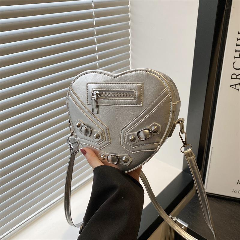 

2025 новая сумка-локомотив широкополосная персонализированная сумка с заклепками любовь женская сумка нишевая повседневная крутая сумка через плечо мессенджер серебряный