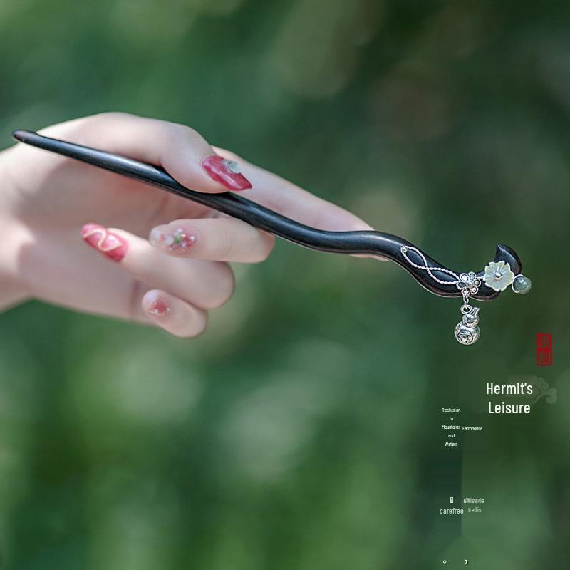 Elegant Ebony Flower Hairpin for Women – Ancient Style, High-End Feel, Simple Chinese Design, Perfect for Daily Use.