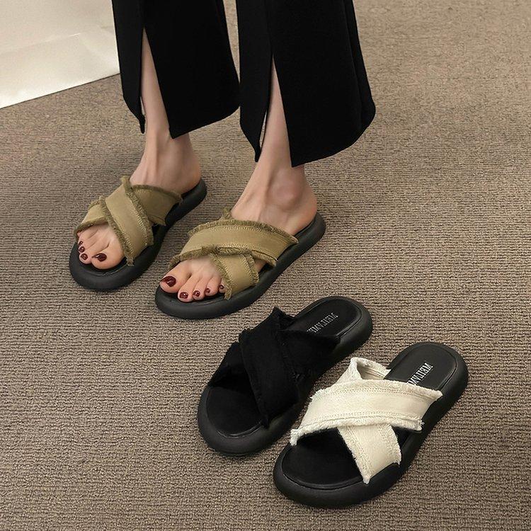 Stepping on shit feeling thick-soled cross slippers women's summer wear 2025 new fashion versatile flat-bottomed casual beach cool slippers