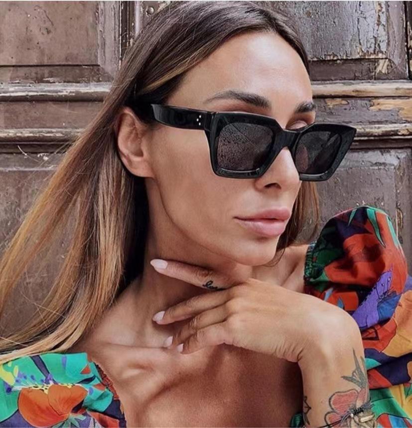 Fashion Vintage Luxury Square Sunglasses Women Men Punk Big Frame Rivet Classic Shades Designer Brand Sun Glasses
