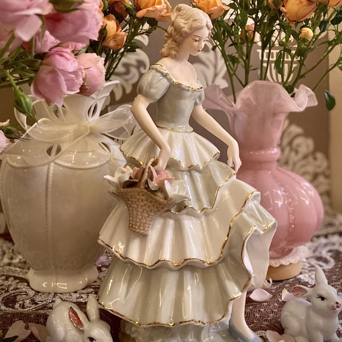 

European Luxury Home Decor Wedding Gift,Elegant Victorian Girl Statue Hand Painted Gold Trim Ceramic Doll Desktop Ornament one size