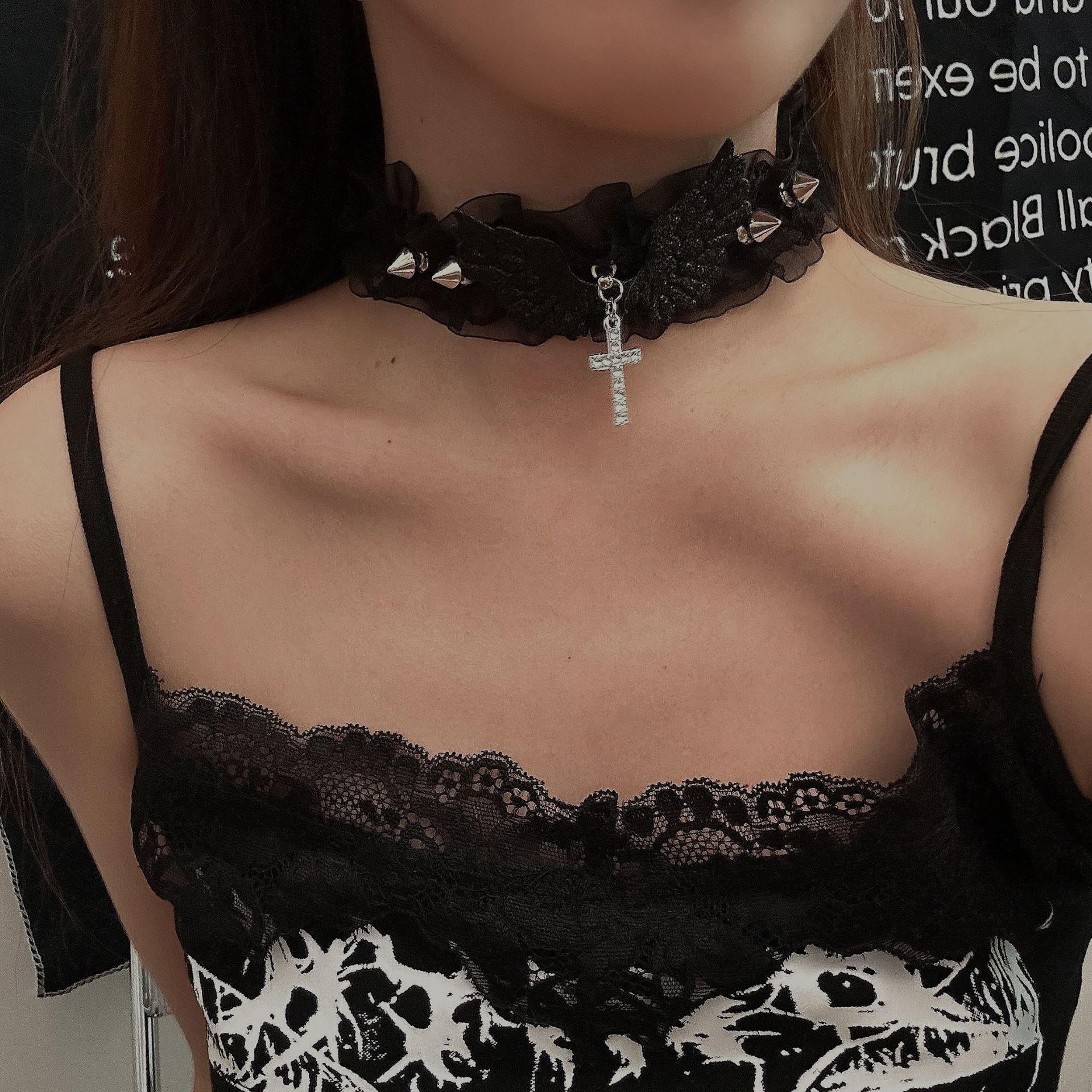 

Y2k Subculture Charm Sliver Color Cross Pendant Rivet Wings Lace Collar Necklace for Women Punk Personality Halloween Jewelry чорний