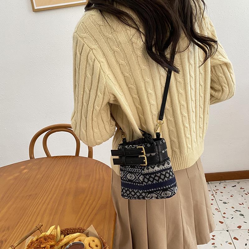 

2025 autumn new fashion casual shoulder bag simple casual tote bag retro commuter fashion shoulder bag 15*16*13