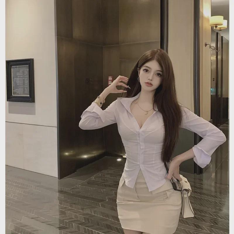 Chic V-neck White Shirt for Women: Slim Fit, French JK Style, Perfect for Early Autumn