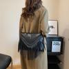Fashi Vintage Leder Crossbody Tasche, Boho Stil Schultertasche, Quaste Niete Kreuz Dekor Quadratische Geldbörse Lässige Umhängetasche