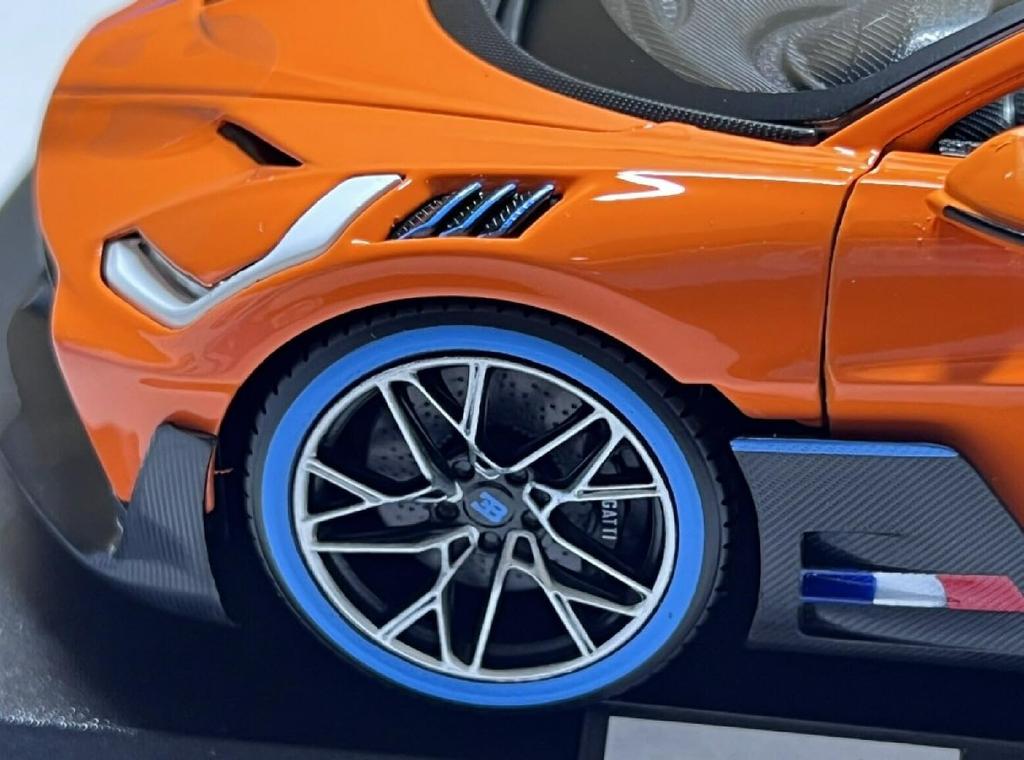 Bugatti Divo Orange 1:18 Special Edition Diecast Collection Car