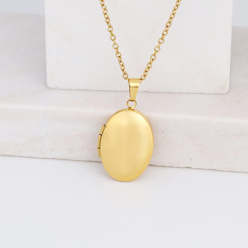 Retro Oval Clavicle Chain Locket Necklace with Engraved Pattern
