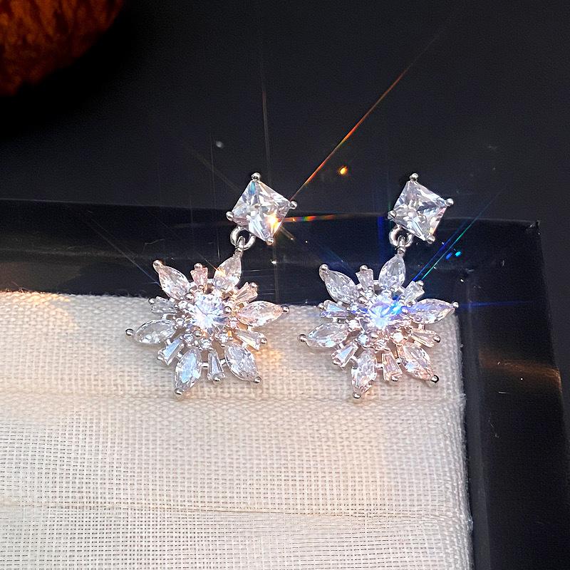 

Exquisite Zircon Flower Dangle Earrings for Women Trendy Versatile Sparkling Snowflake Earring Wedding Jewelry Accessories Gifts