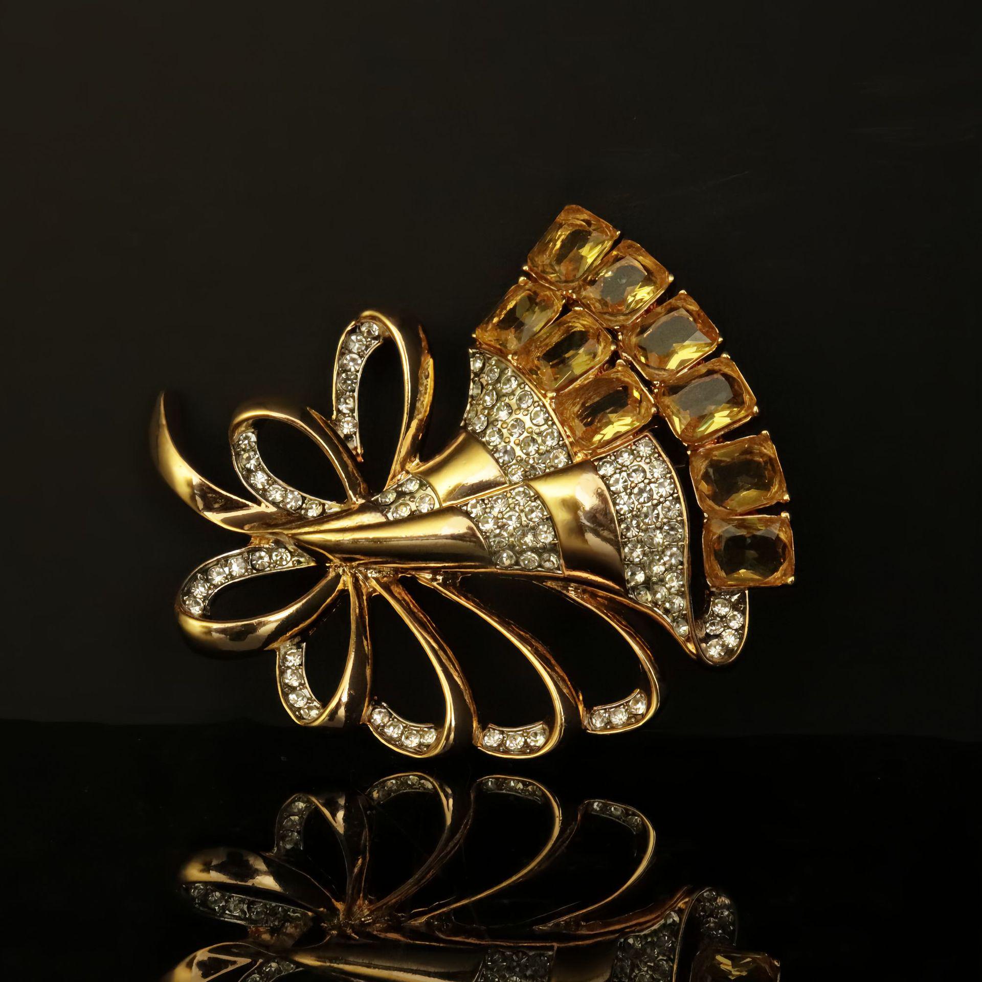 Qingdao Elegant Rhinestone Flower Brooch – Versatile Vintage Jewelry Accessory