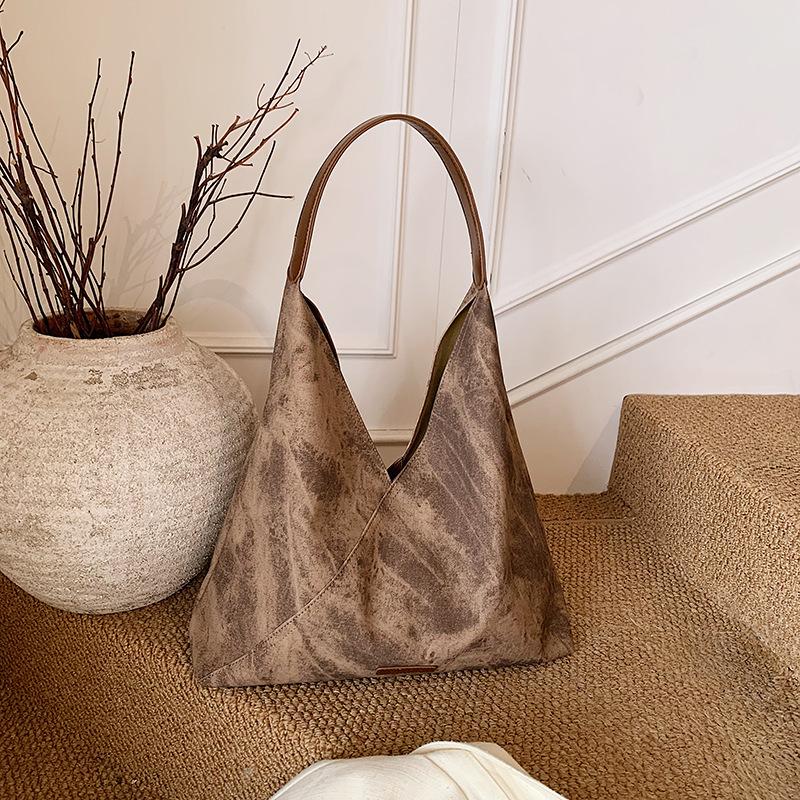Large capacity women's new fashionable versatile shoulder bag, high-end retro commuter bag
