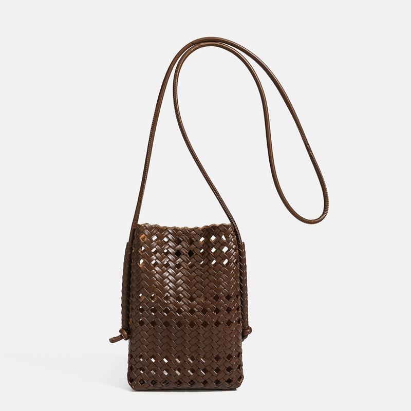 A Niche Woven Mobile Phone Bag with A Hollow Design, Featuring Fashionable and Casual Beach-style Cross-body Style. Casually