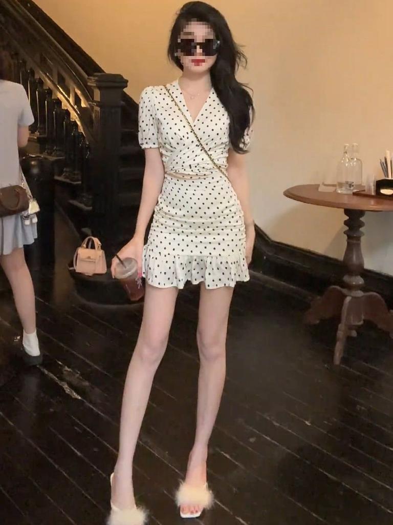 Sporty Polka Dot Knit Twopiece Set For Women With Short Skirt And Bubble Sleeve Design