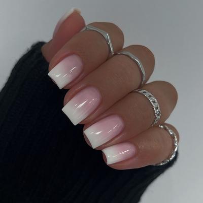24 piezas minimalistas de uñas postizas de cambio gradual en rosa y blanco, cortas y cuadradas, parches de uñas simples y fáciles de usar.