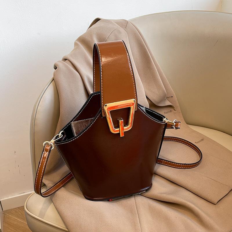 

Корейская версия модной сумки маленькая сумка 2025 новая контрастная цветная сумка-ведро простая на плечо мессенджер сумка-овощная корзина