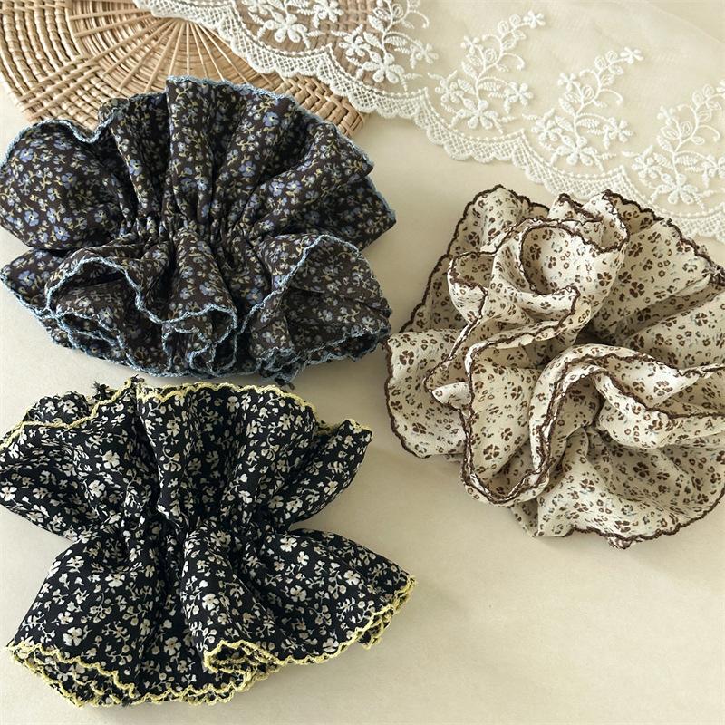 Komplexer Blumendruck Mehrlagige Rüschen-Kopfbedeckung Bestickter Rand Voluminöse Haarkreise Barock Romantischer Stil Haargummis für Hochzeiten