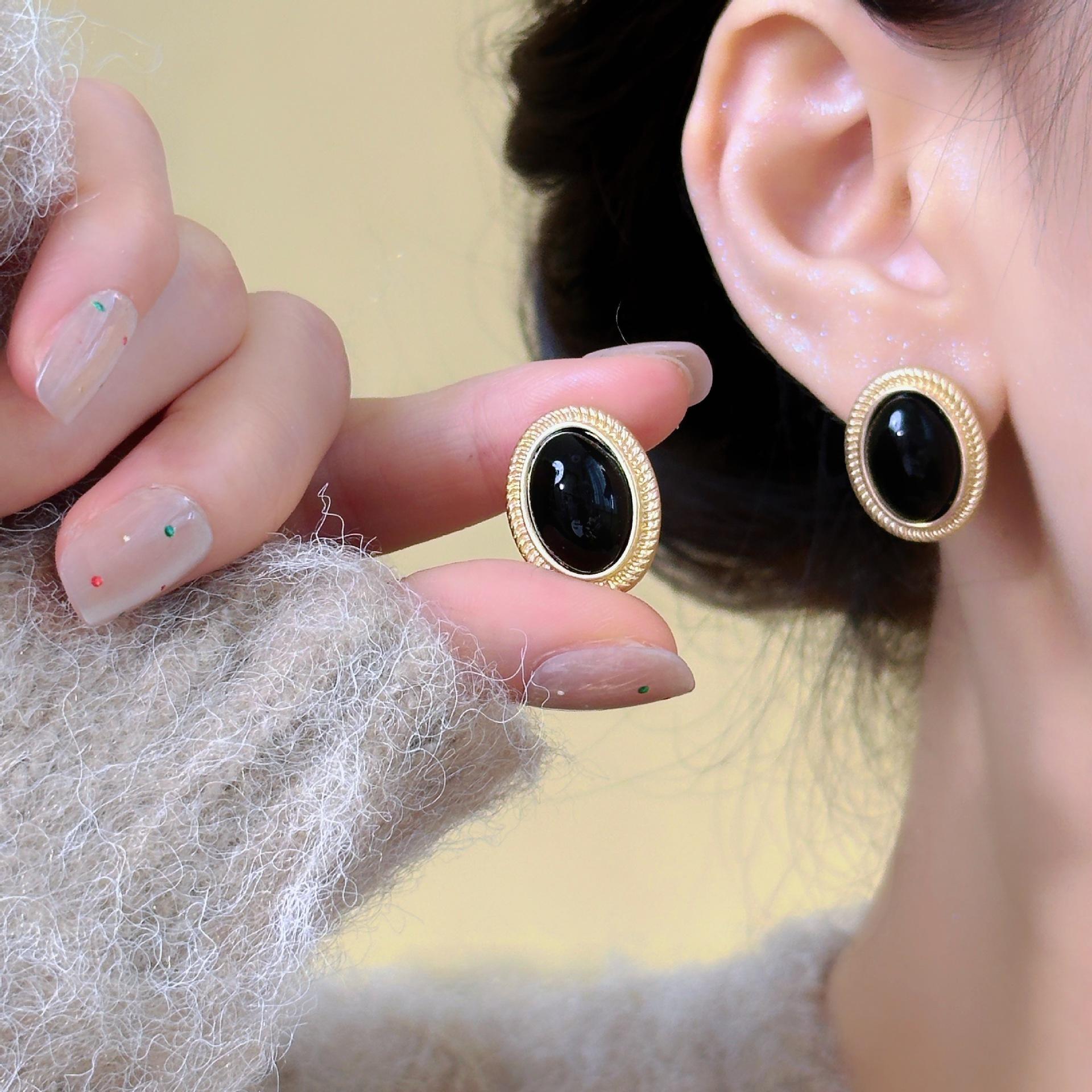 

Classic Charm Geometric Black Ellipse Imitation Zircon Stud Earrings Necklace for Women Fake Piercing Ear Clip Zircon Gifts