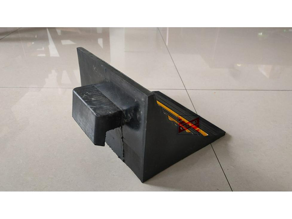 Portable Rubber Wheel Chock: Car, Truck, Parking Anti-Roll Stopper, Skid Preventer Triangle.