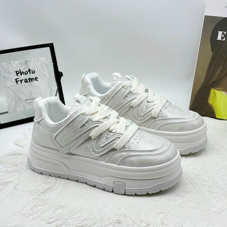 Petites chaussures blanches pour femmes à semelles épaisses en cuir véritable souple 2025 printemps nouveau version coréenne polyvalentes sport légères décontractées chaussures de skate
