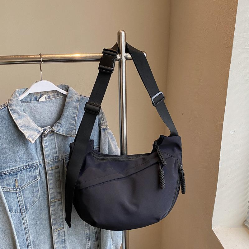 

Fashion girls class messenger bag simple large capacity shoulder bag Japanese niche leisure commuter dumpling bag