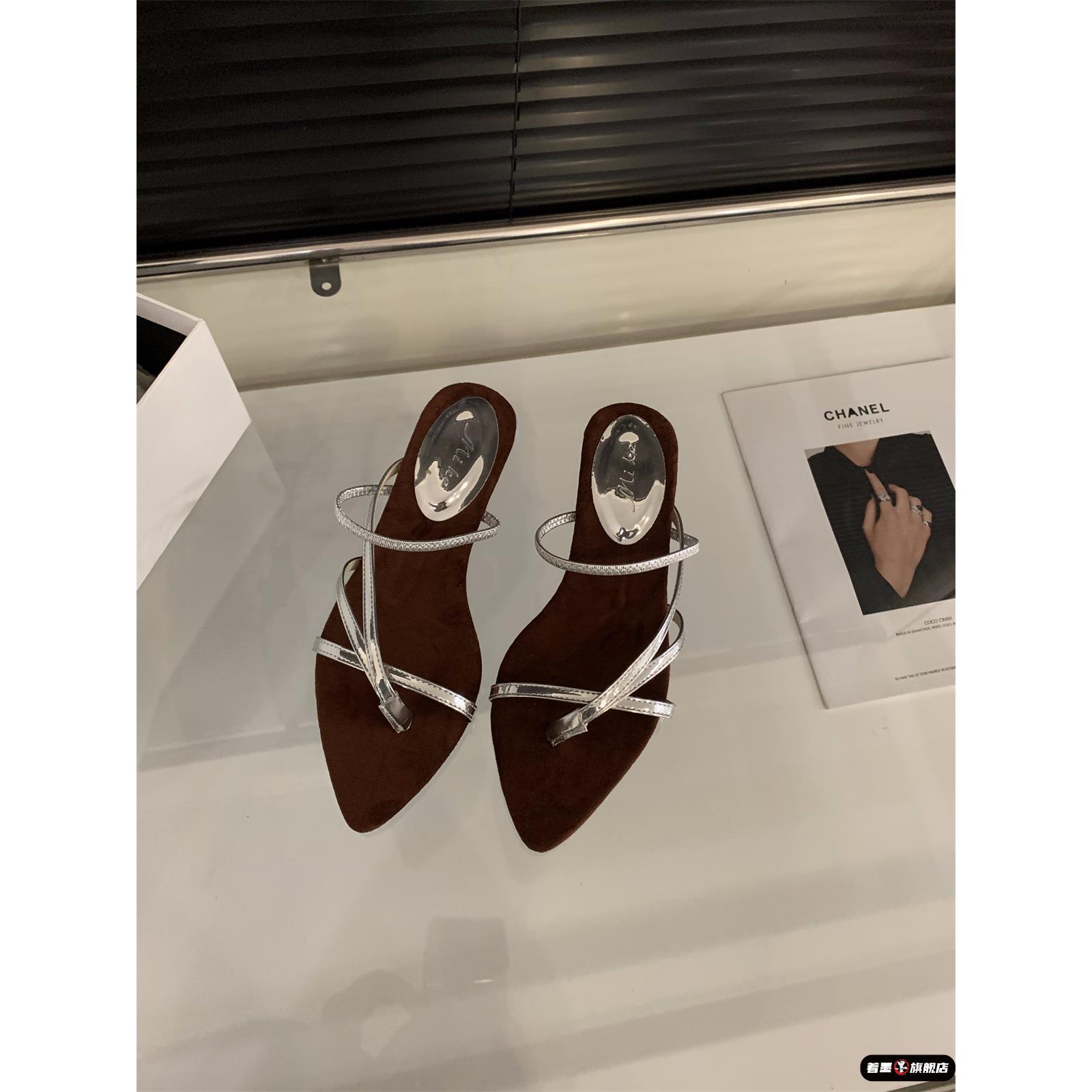 

Два сандалия в римском стиле, французские отпускные туфли с острым носком, золотистым ремешком и танкеткой, женские, крутые шлепанцы на лето 40 серебряный