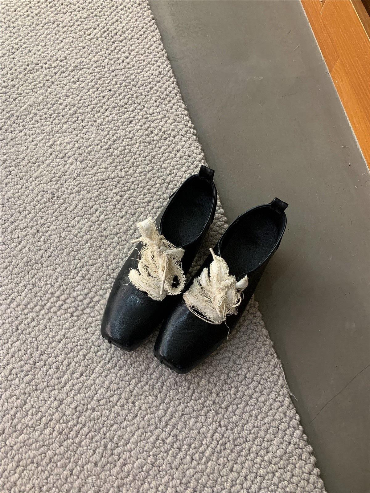 

Ретро литературные туфли с квадратной головкой, маленькие кожаные туфли 2024 года, весна и осень, новые высококачественные туфли на толстом каблуке со шнуровкой спереди, нишевый темперамент, одиночные туфли для женщин 40 чёрный