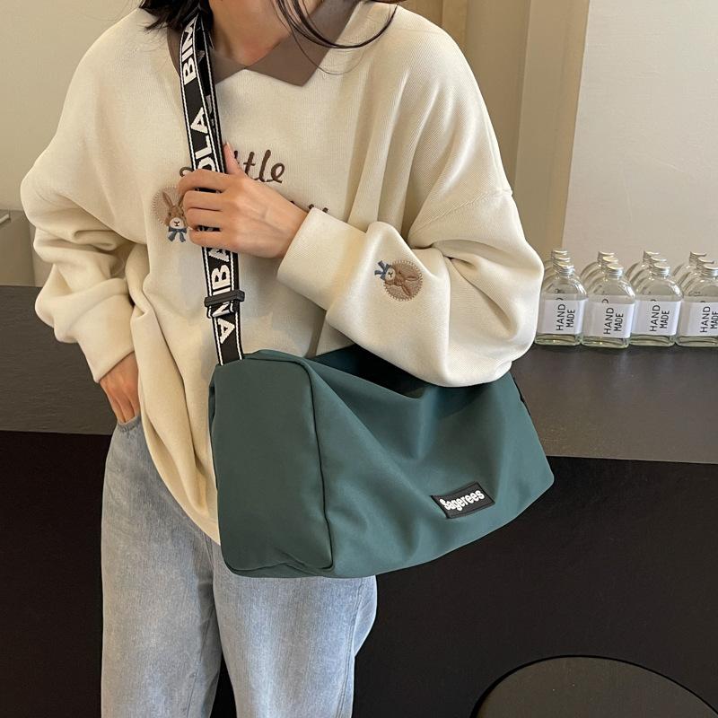 Casual large-capacity messenger bag women's new ins simple and fashionable messenger bag light going out leisure sports bag