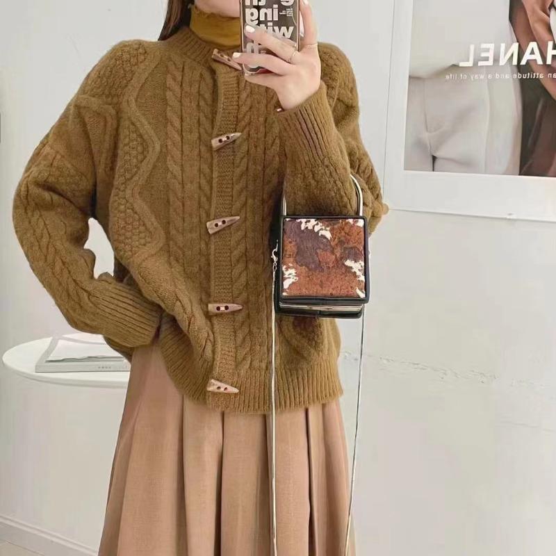 Autumn and Winter New Thickened Retro Twist Sweater Jacket Women's Fashion Horn Buckle Short Round Neck Knitted Cardigan Top