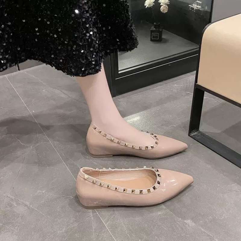 French beautiful single shoes spring and autumn new with skirt nude black inner heightening rivet tip red Mary Jane shoes