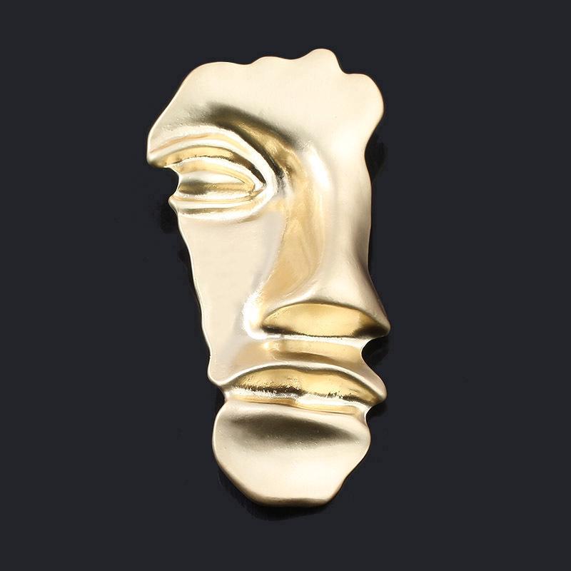 European & American Half-Face Mask Brooch: Trendy Gold-Tone Art Badge