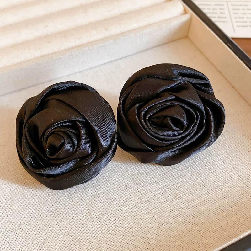 Niche design temperament retro French Hong Kong style earrings, exaggerated personality satin three-dimensional rose flower stud earrings ears