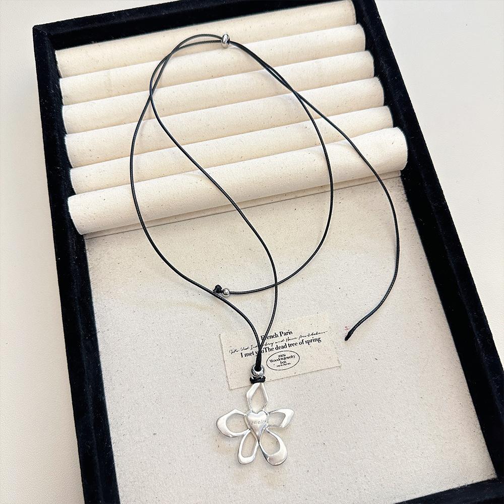 

Кожаное ожерелье-подвеска в виде цветка, простое колье на ключицу, темпераментное, универсальное, нишевое ювелирное изделие высокого класса