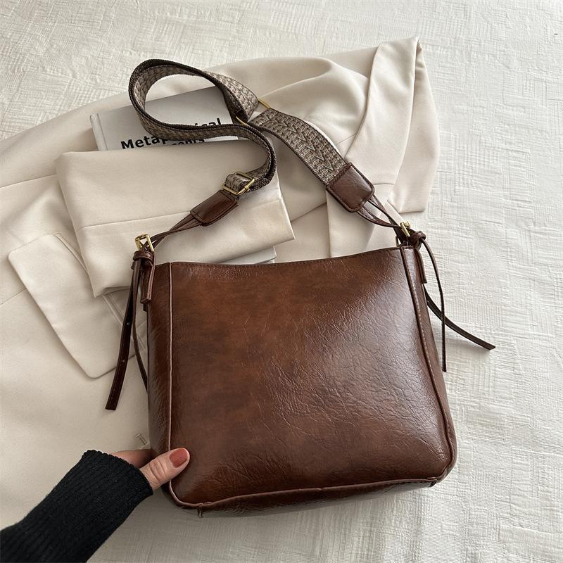 

Large capacity bag women s spring and summer 2025 new texture personalized messenger bag women s bucket bag commuter tote bag темно-коричневого