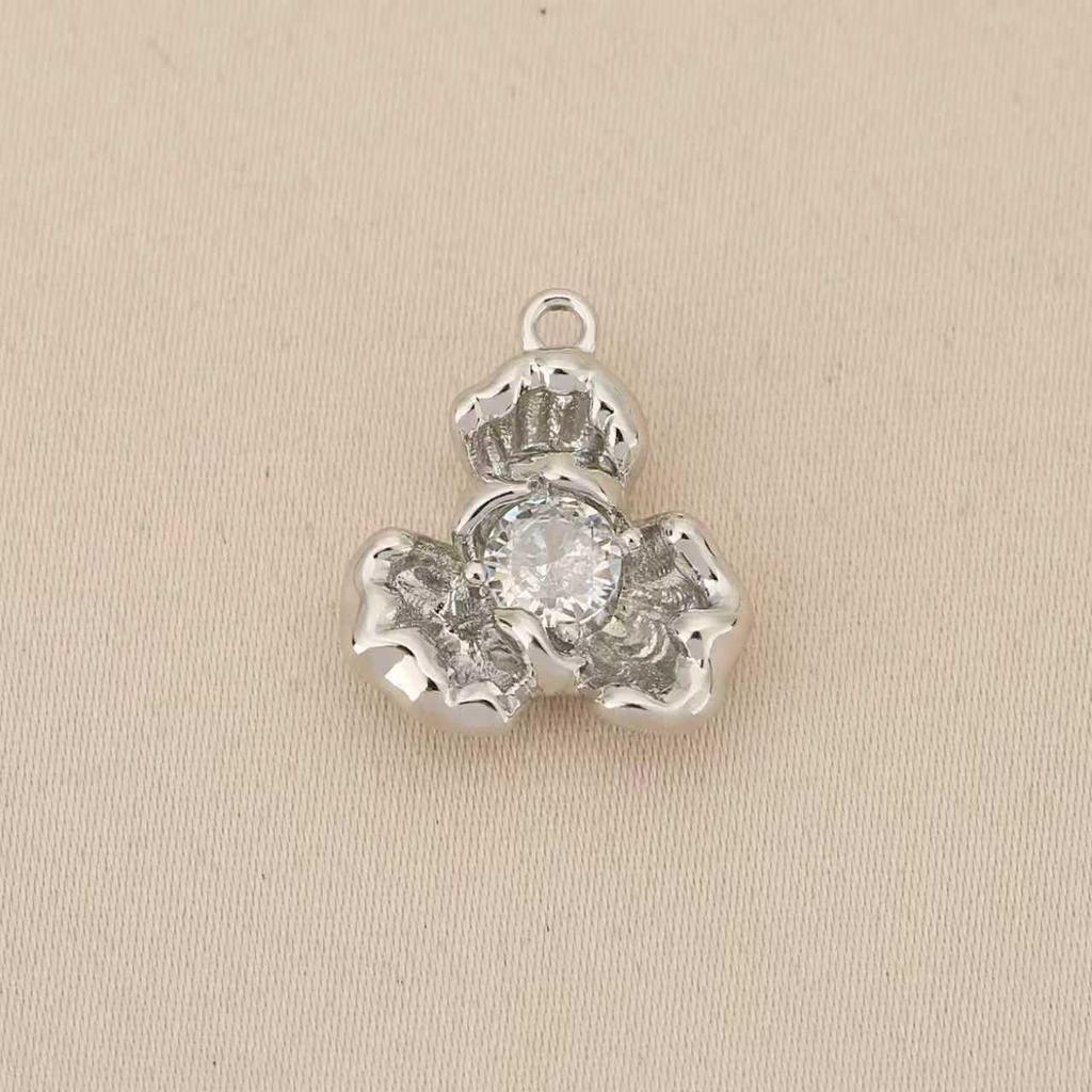 Liangfei Lucky Three-Petal Flower Pendant with Inlaid Diamond and 18k Gold-Plated Copper for DIY Jewelry Accessories