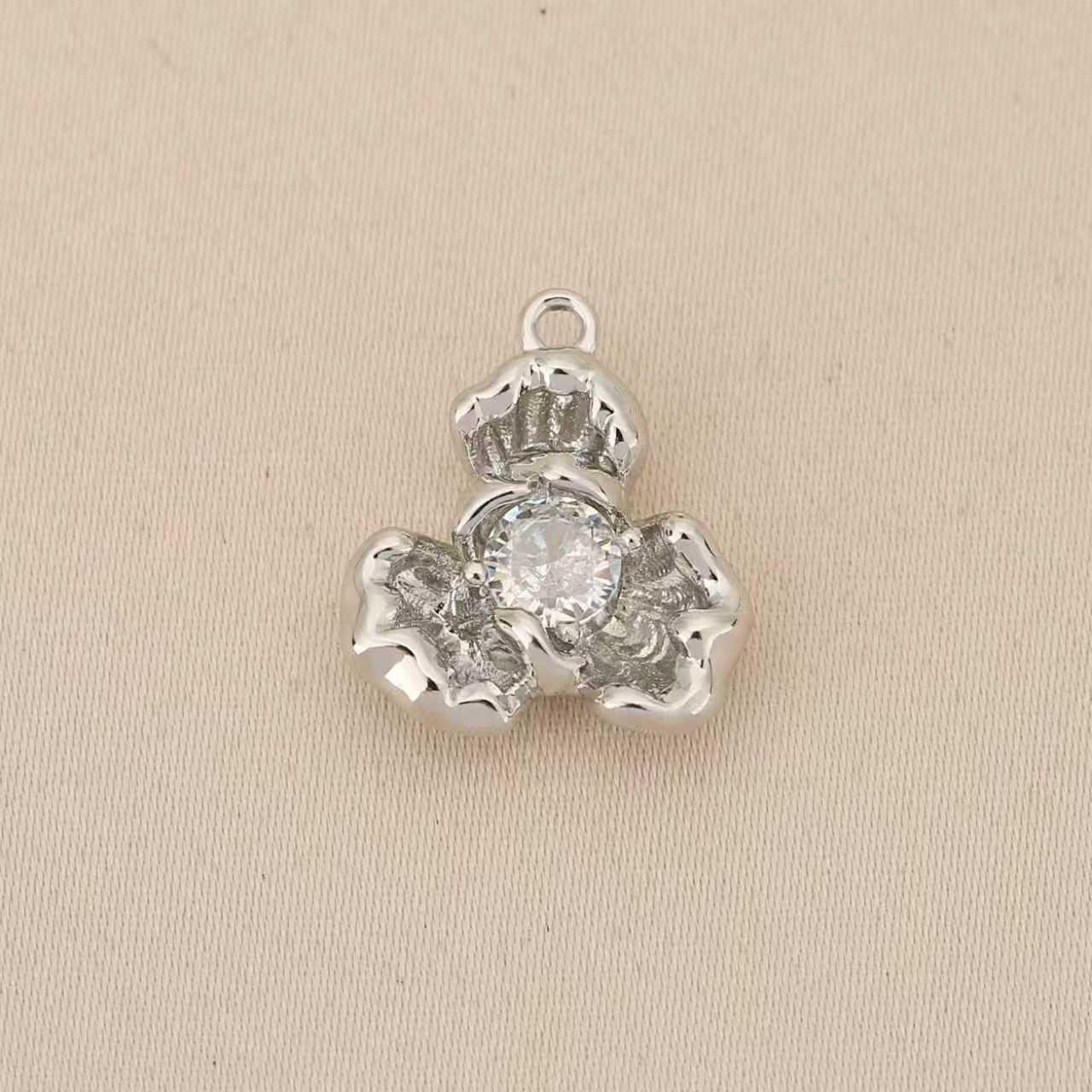 

Liangfei Lucky Three-Petal Flower Pendant with Inlaid Diamond and 18k Gold-Plated Copper for DIY Jewelry Accessories срібний