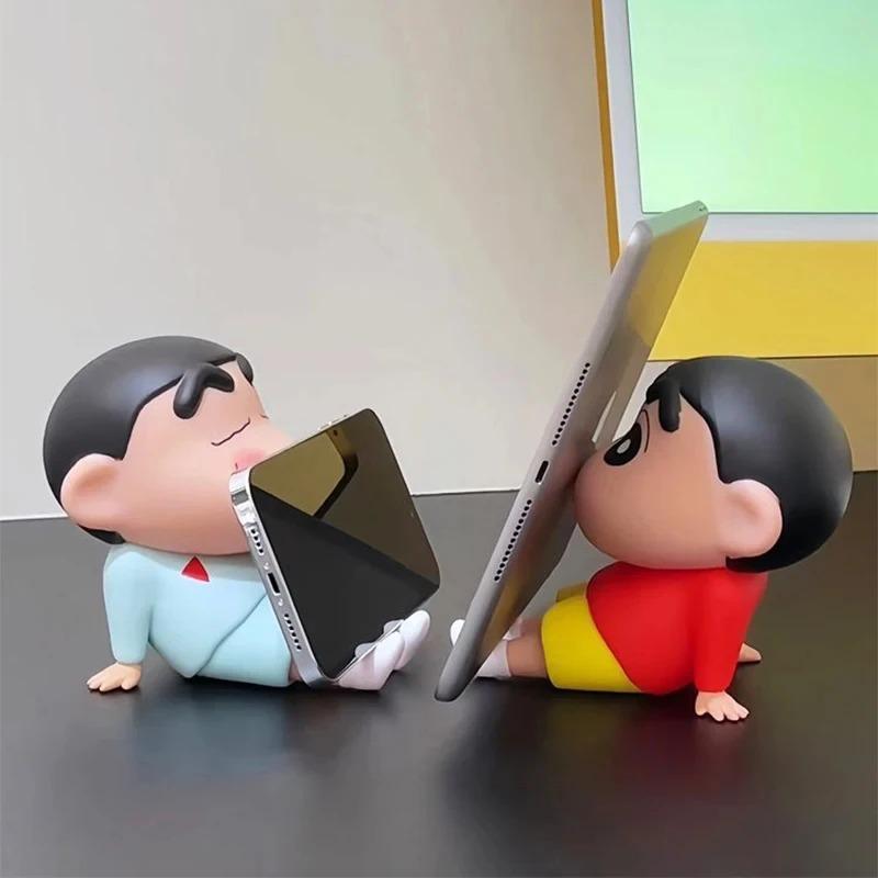 Supporto per Telefono Crayon Shin-Chan, Ornamenti da Scrivania Kawaii Anime, Cartone Animato Guardare la TV, Supporto per Telefono Bambola Carina Decorazioni Giocattoli Regali