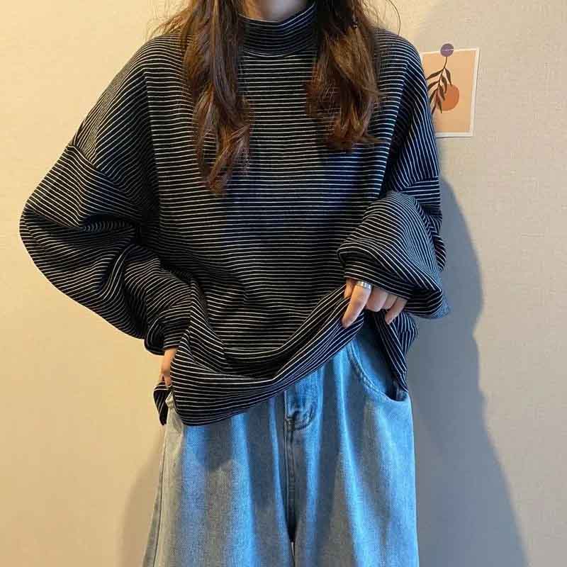 Зимняя женская полосатая футболка с воротником-стойкой — фото 7