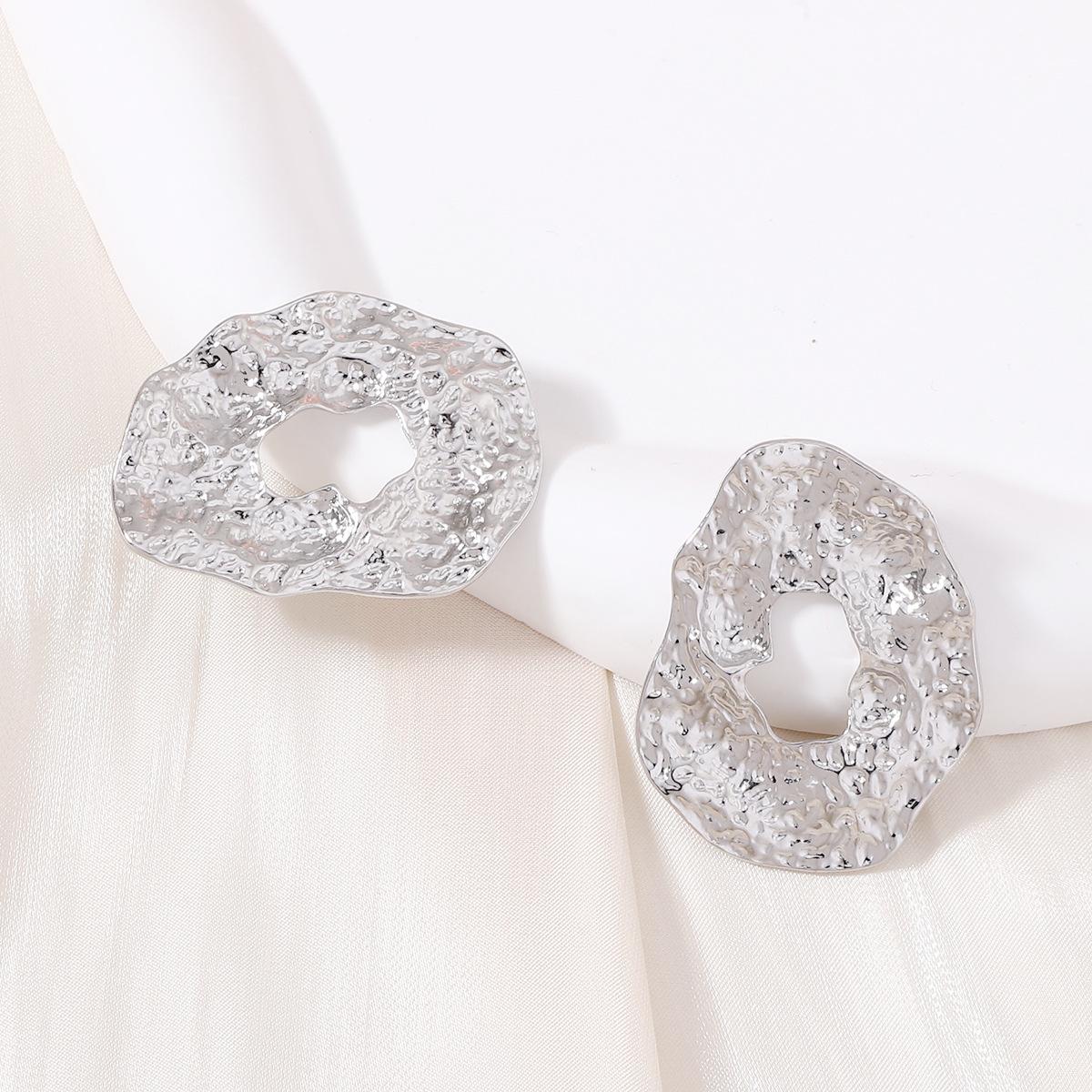 

Exaggerated geometric oval irregular metal texture earrings, metal hollowed-out round pieces with concave and convex surfaces, elegant stud earrings