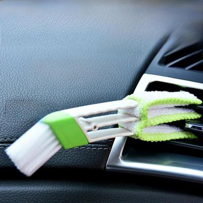 Dvouhlavý kartáč na čištění prachu v interiéru automobilu pro větrací otvory a mezery