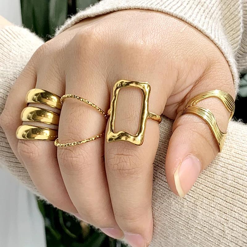 Europäische und amerikanische Damenringe aus Edelstahl, goldfarben und Zinklegierung, modischer, schlichter Stil, Zirkonia-Geschenk für Damen, Großhandel